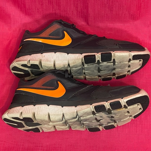 NIKE TRAINING SNEAKERS DARK GRAY & ORANGE SIZE 8.5 - Picture 5 of 13